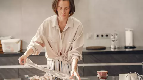 El papel aluminio no sólo ayuda a guardar los alimentos o cocinarlos, también es útil en la limpieza