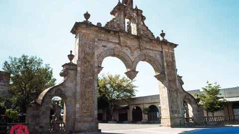 El Arco de Zapopan se construyó en 1981, mide 20 metros de alto y lo corona un águila.
