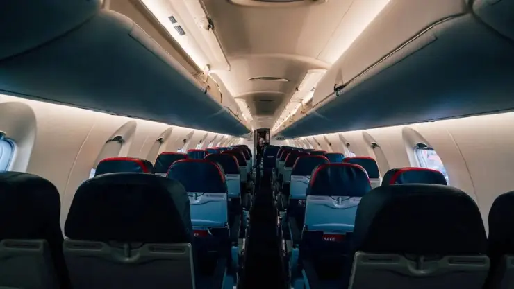 Qué pasa si sobrevenden tu vuelo, esto es lo que deben pagarte