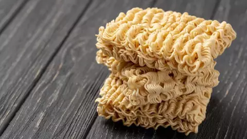 VIDEO: ¿Es cierto que la sopa instantánea se te pega en el estómago?