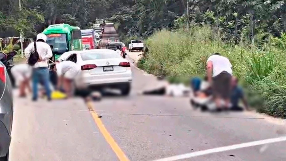 Lesionados tendidos en el suelo y vehículos destruidos: Saldo del fuerte accidente en El Guamuchil en Jalisco HOY