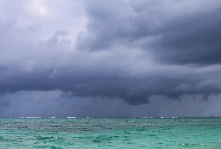 Vista de una tormenta sobre el mar Caribe