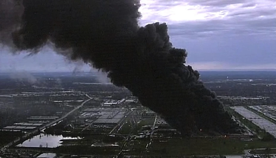 El incendio se dio en el parque industrial Appliance en Louisville y movilizó a más de 100 bomberos para tratar de controlar el fuego.