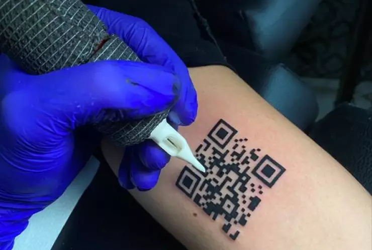 Joven se tatuó su certificado de vacunación contra COVID-19 en el brazo