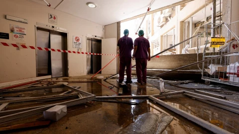El personal médico inspecciona los daños en el lugar del impacto, tras un ataque con misiles de Irán contra Israel, en el Centro Médico Soroka, el hospital general de la ciudad, en Beersheba, Israel, el 19 de junio de 2025.