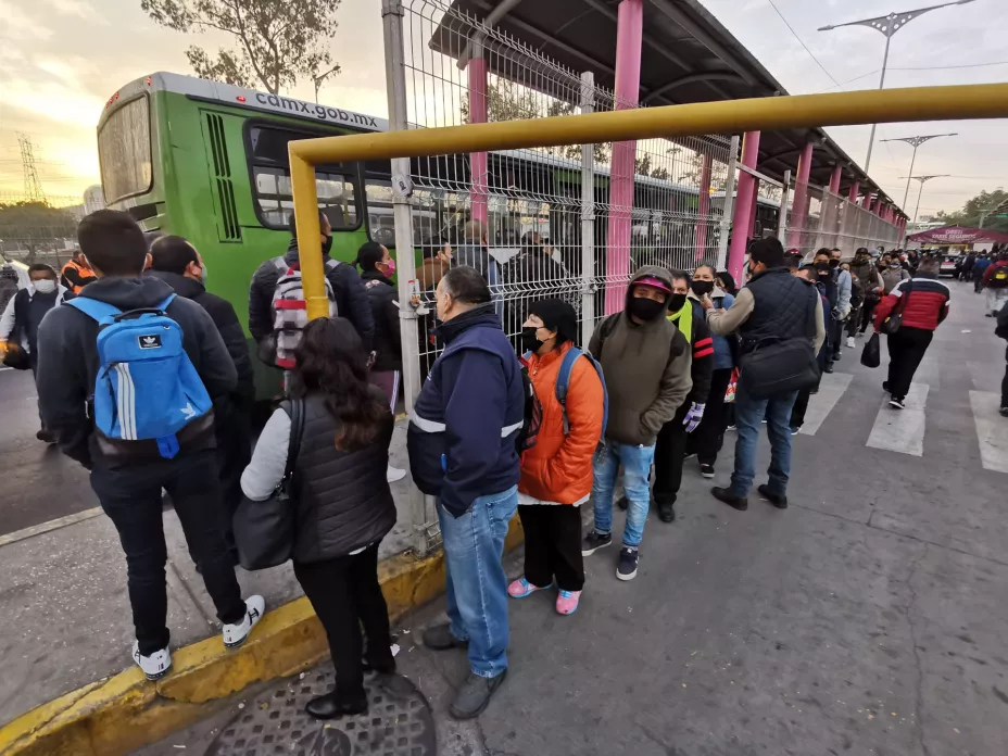 Personas en transporte cuartoscuro.jpeg