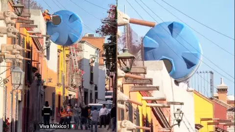 VIDEO: Trabajadores suben enorme cisterna con escaleras en San Miguel de Allende