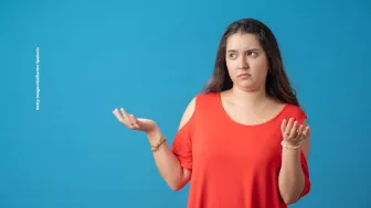 Sabe decir que no, incluso mintiendo. Disfraza sus respuestas.