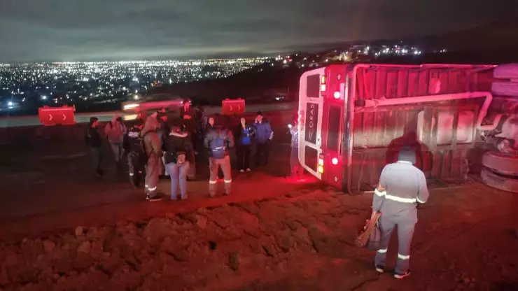 Volcadura de camión de personal moviliza a bomberos en Tijuana hoy 5 de enero de 2026