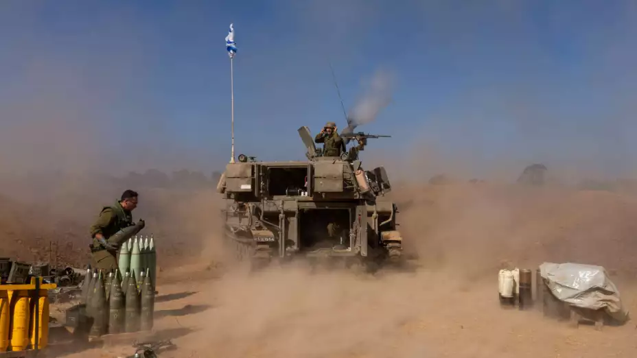 Artillería móvil de Israel dispara hacia la Franja de Gaza.