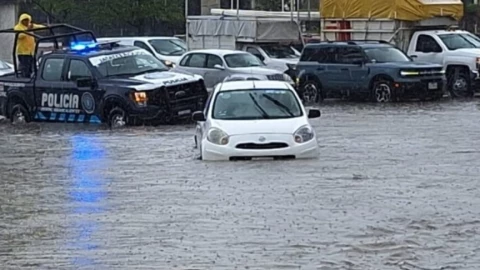 Auto es ‘tragado’ en inundación por obra inconclusa en Guadalupe, Nuevo León