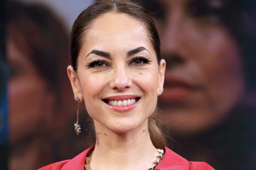 Bárbara Mori, quien en aquel entonces era pareja sentimental de Sergio Mayer, quedó embarazada a mitad de la trama, por lo que el escritor tuvo que ajustar la historia y se agregó una escena de abuso sexual para justificar su aspecto físico.