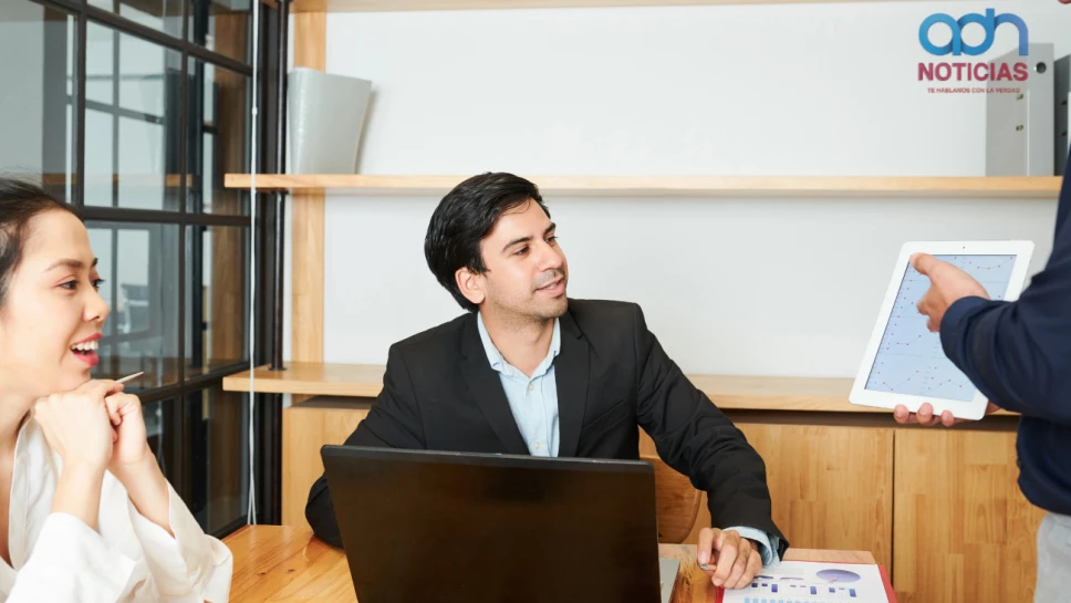 Jóvenes trabajando en una oficina en Estados Unidos