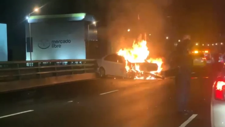 VIDEO: Vehículo se incendia en segundo piso del Periférico Norte altura Barranca del Muerto
