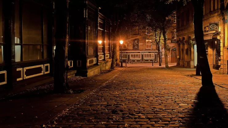 Captan en video a hombre como Dios lo trajo al mundo exhibiéndose en vía pública