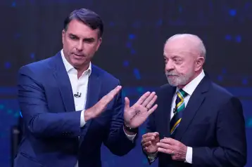 Flávio Bolsonaro y Luíz Inácio Lula da Silva en debate presidencial.