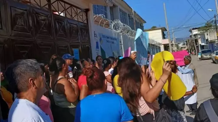 Protesta escuela renacimiento.jpg