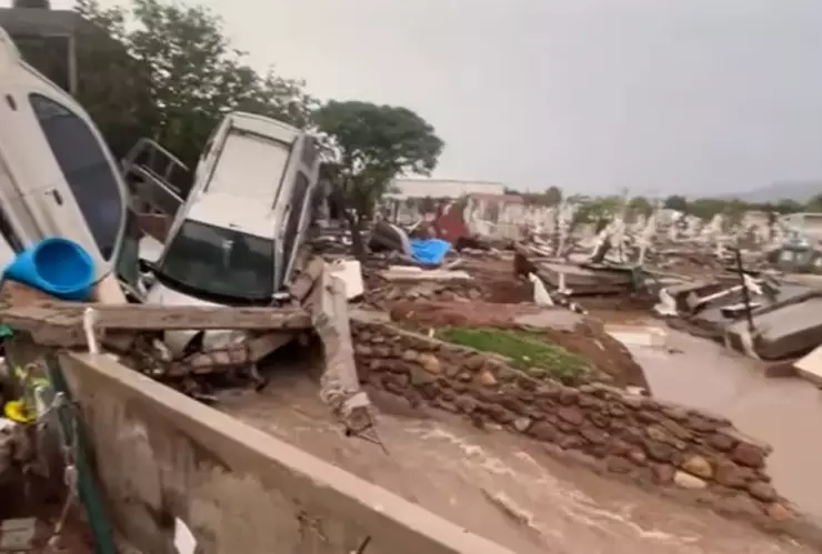 Una tromba arrastró vehículos en Chihuahua. Varios impactaron contra un panteón y desplazaron tumbas. No se reportan heridos.