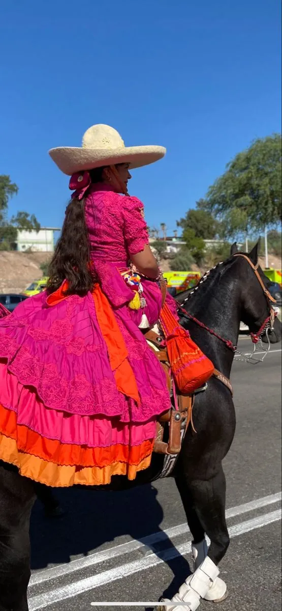 11 ideas de peinados con sombrero para mujer que se verán coquette, pero a la vez muy elegante