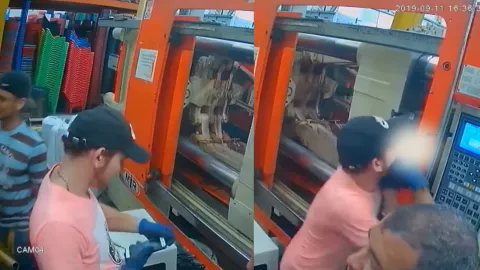 ¡Terrible! Prensa aplasta mano de hombre por estar en el celular (VIDEO)