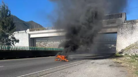 ¿Hay bloqueo? Queman llantas en autopista Orizaba-Puebla