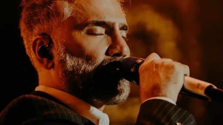 Alejandro Fernández se derrumba en el escenario por la salud de su padre.