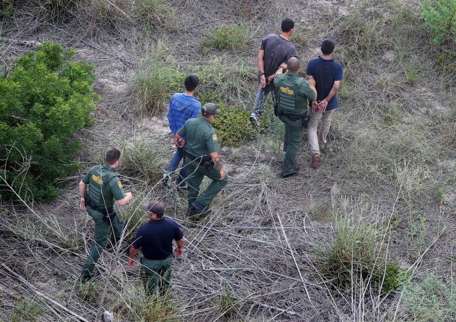 El Servicio de Inmigración y Control de Aduanas inició un plan para colocar GPS a algunos padres sorprendidos en el cruce de la frontera con México en el Valle del Río Grande, Texas.
