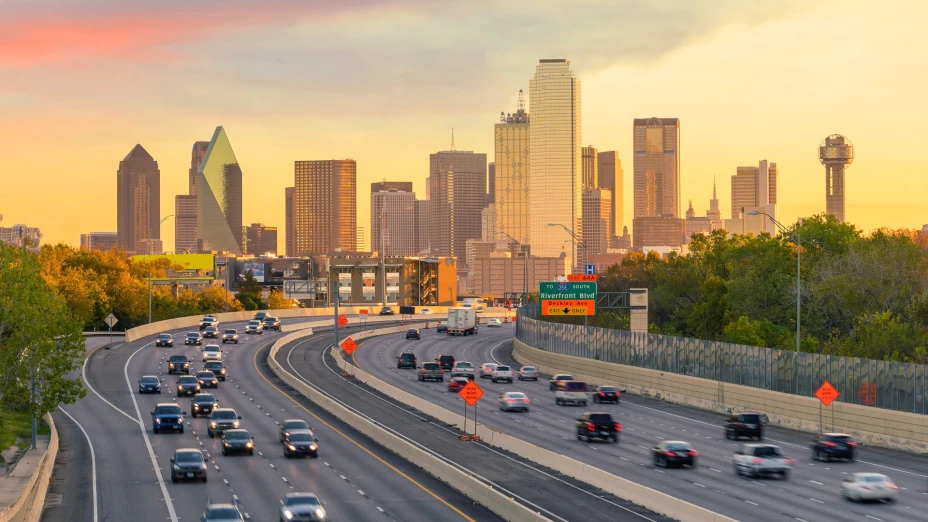 Fila de autos en autopista de Dallas, Texas