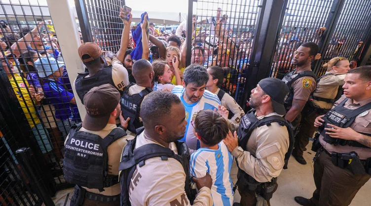 Portazo en Miami para entrar el partido Argentina vs Colombia