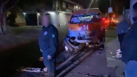 Choque entre ruta 34 y camioneta dejó daños en calles de Tehuacán; responsable huyó