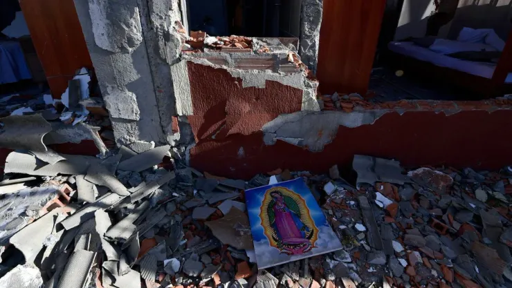 ¡Milagro! Encuentran virgen de Guadalupe intacta entre escombros tras sismo en Colombia