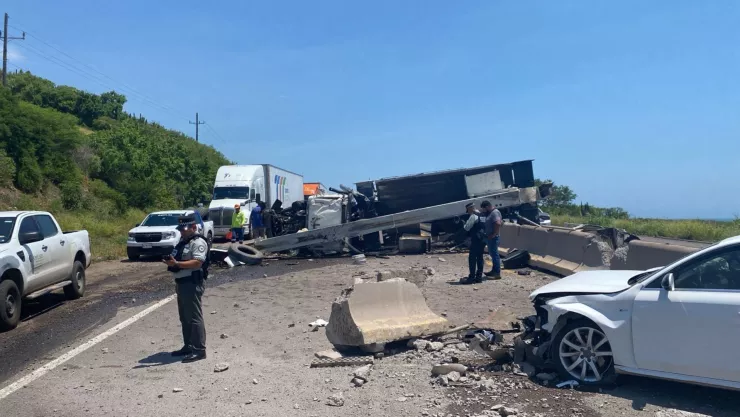 Grúa se vuelca en Elota
