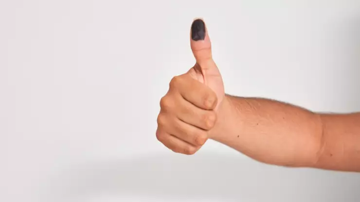 El riesgo de subir una foto de tu pulgar entintado luego de votar