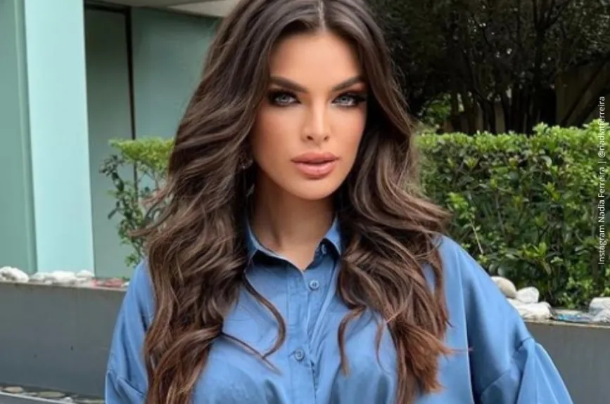 Nadia Ferreira con camisa de mezclilla..jpg