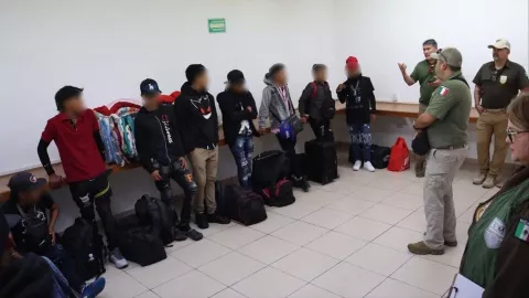 Jóvenes rescatados en altamar al norte de Sinaloa