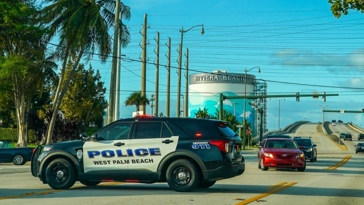 Policía de Palm Beach, Florida, intercepta un coche en la carretera