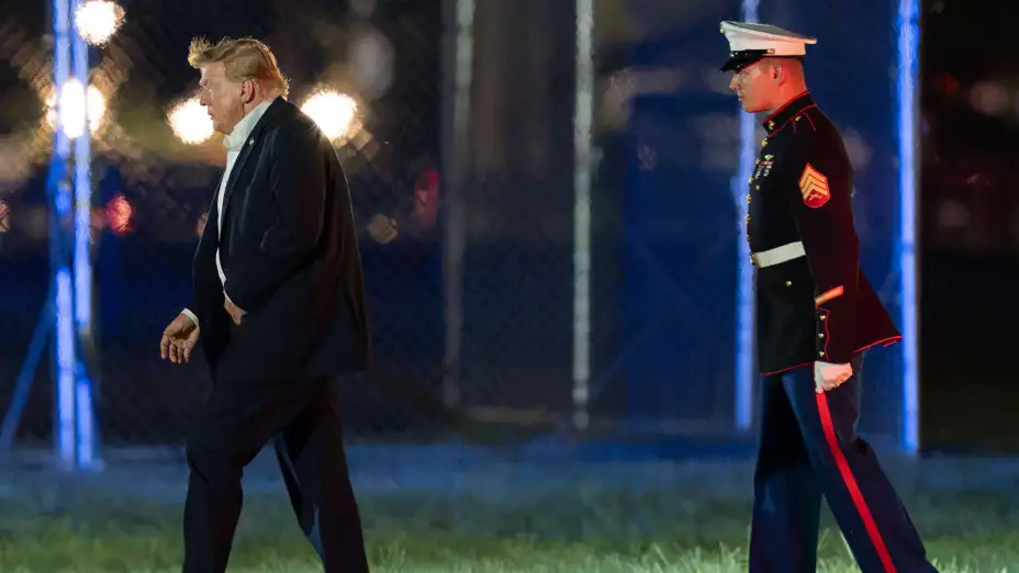 Donald Trump tras llegar de un helícoptero en la Casa Blanca.