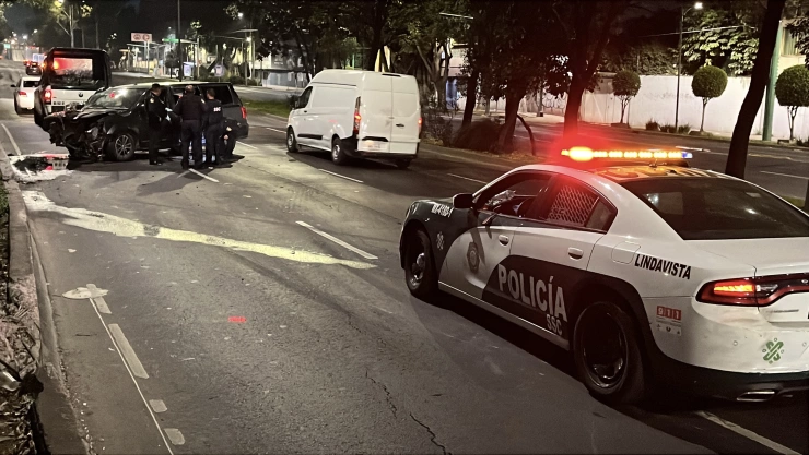 camioneta-de-lujo-se-estrella-en-gam-auto-volcado-en-viaducto