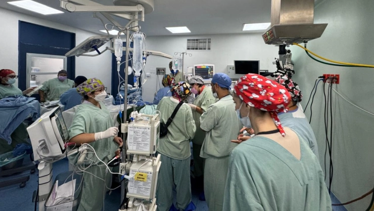 Doctores de Yucatán realizan la primera cerebral para EXTIRPAR TUMOR de 5 cm en adolescente consciente