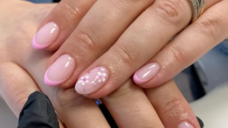 Uñas francesas rosa pastel para 10 de mayo.