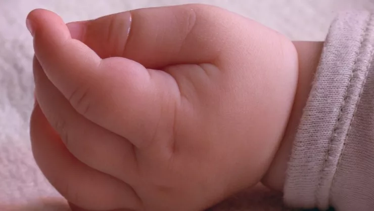 puño-bebé-.jpg