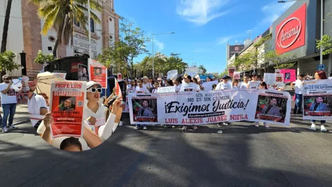Marchan por el regreso del maestro Luis Alexis, desaparecido en Culiacán, Sinaloa. .jpg