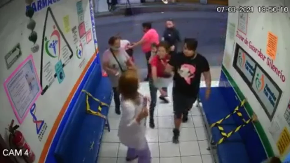 Familia agrede a doctora que les pidió usar cubrebocas en Ecatepec