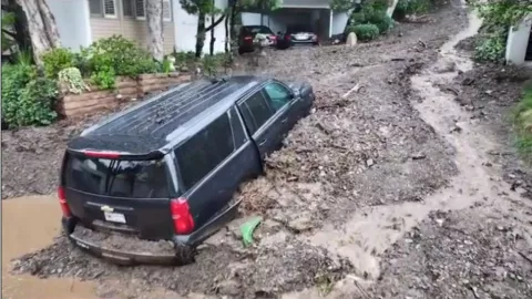 Tormenta en California carros atrapados