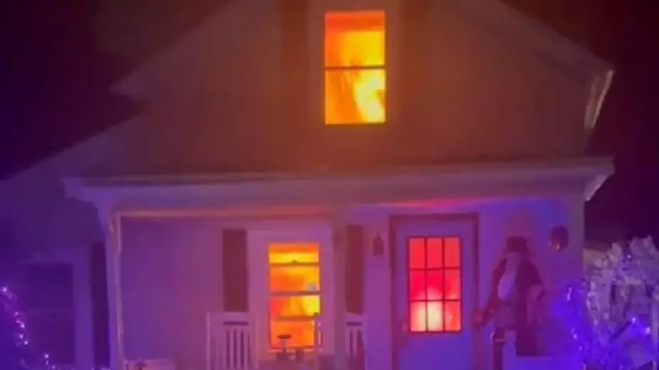 VIDEO Decoración de Halloween alerta a bomberos, pensaron que era un incendio