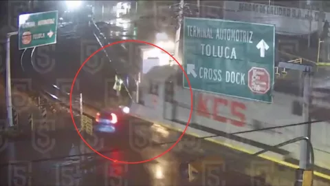 Tren embiste a un auto en Toluca, Edomex y es captado en VIDEO