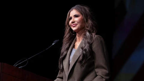 Robo a Kristi Noem: el Servicio Secreto investiga el hurto de su bolso con documentos clave y dinero en efectivo.