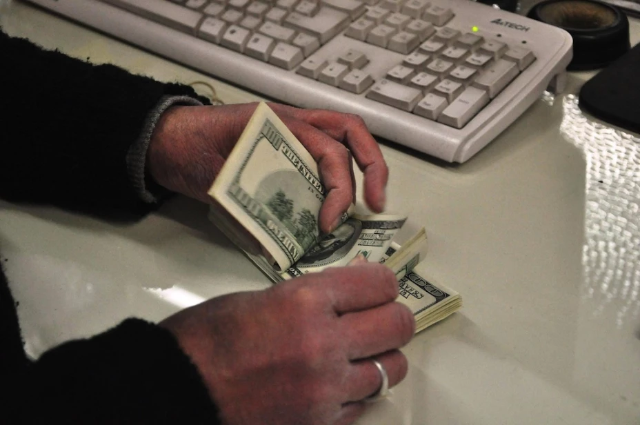 Dólar se vende hasta en 15.90