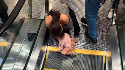 IMÁGENES FUERTES: Mano de niña se queda ATORADA en escaleras mecánicas (VIDEO).jpg