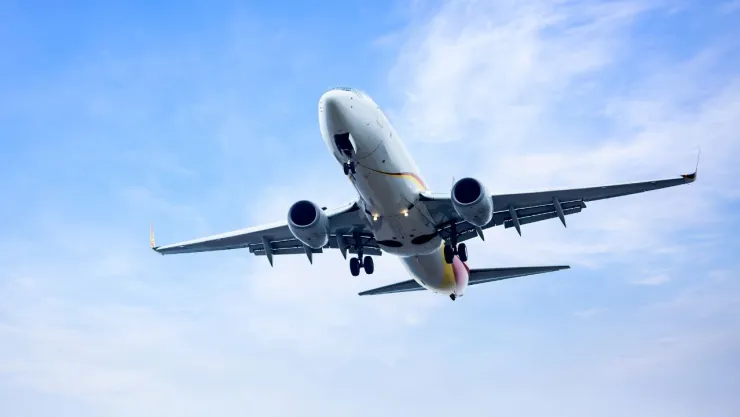 Caos en pleno vuelo a Tijuana: hombre intenta abrir la puerta a más de 11 mil metros de altura